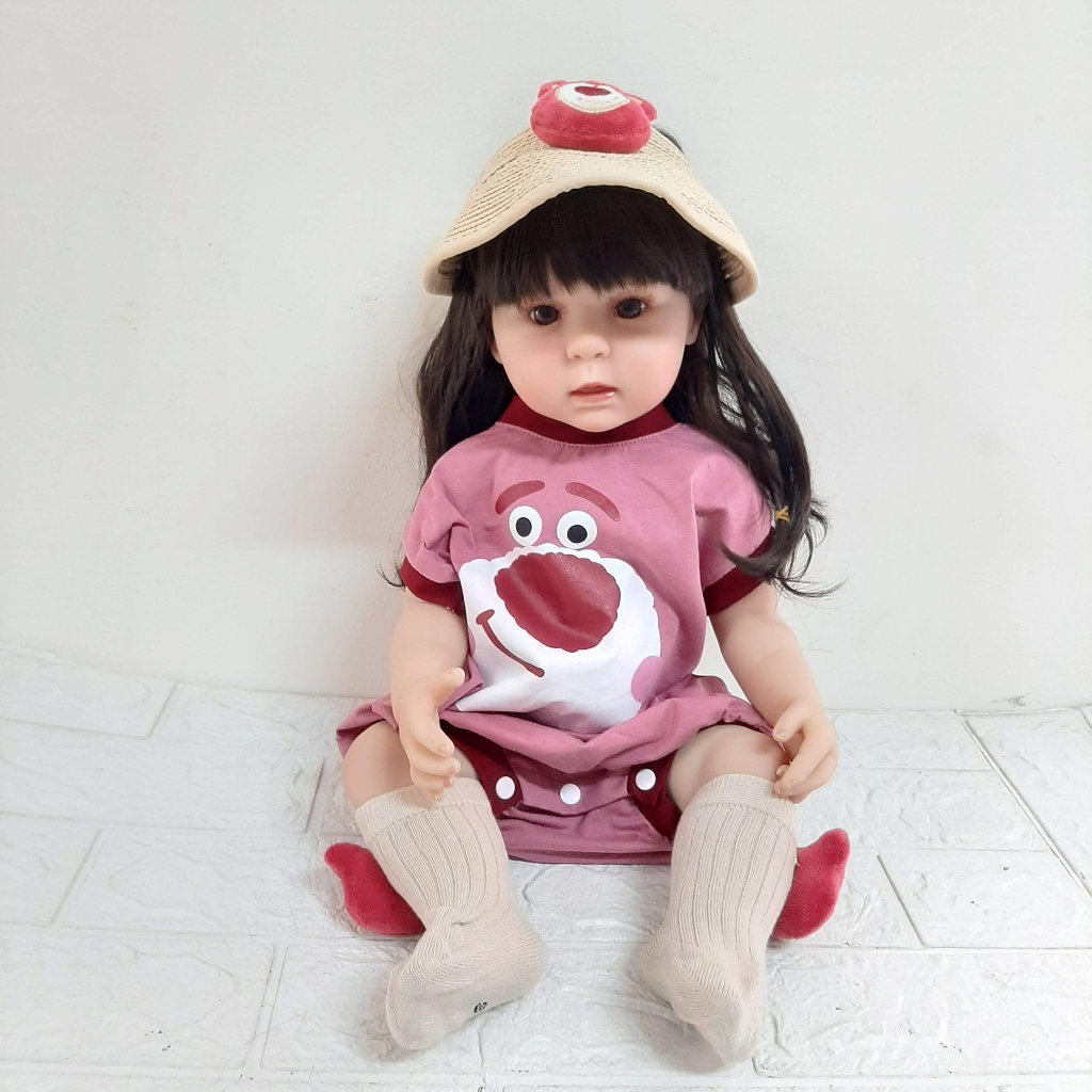 Búp Bê Tái Sinh Thân Nhựa Mềm Mại Mặt Ngơ Ngác Bộ Gấu Dâu 55 cm = 22 inch BZdoll Reborn Silicon Vinyl Doll PVN4878