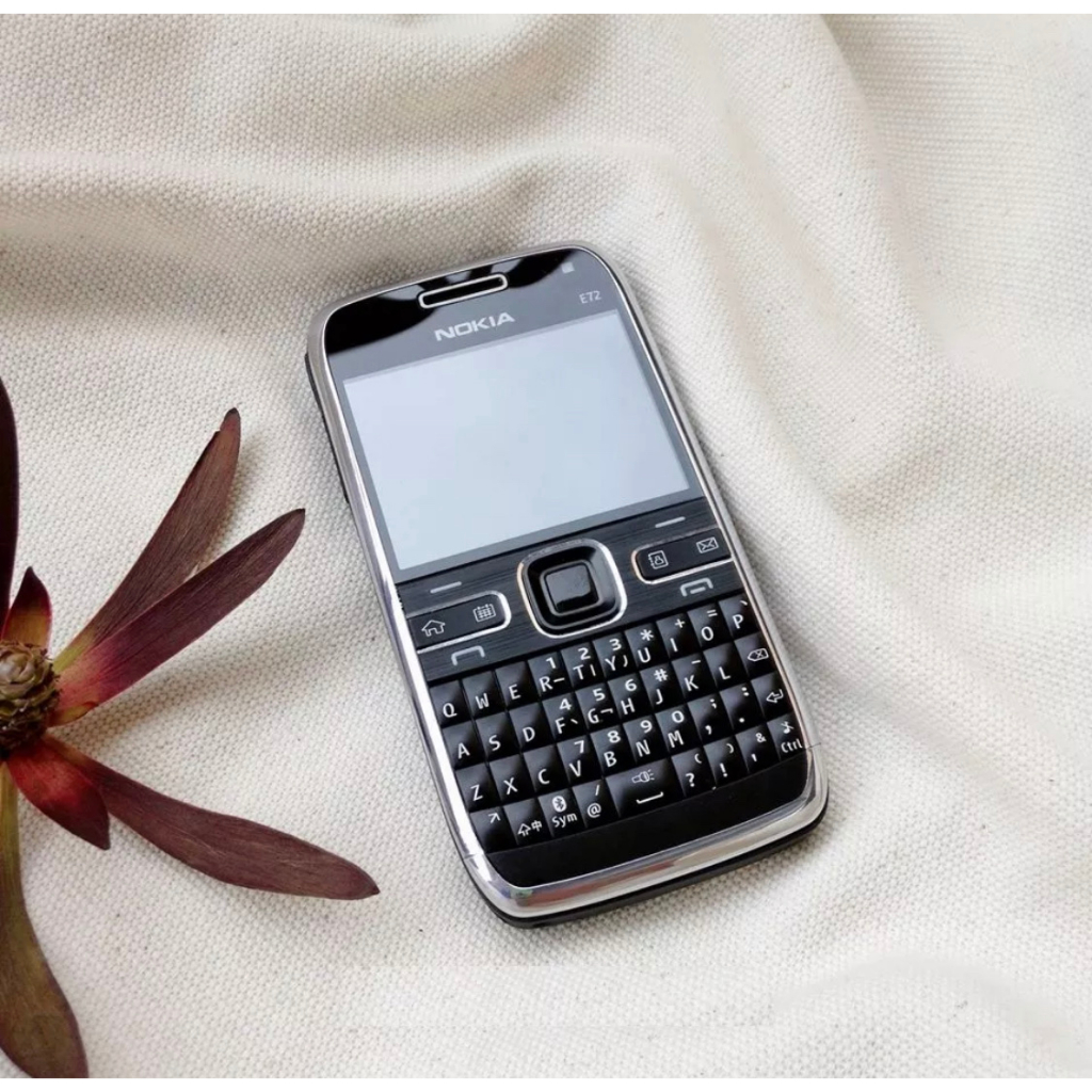 Điện thoại nokia E72 chính hãng bàn phím qwerty giá rẻ tặng kèm pin và sạc -Bảo hành 12 tháng