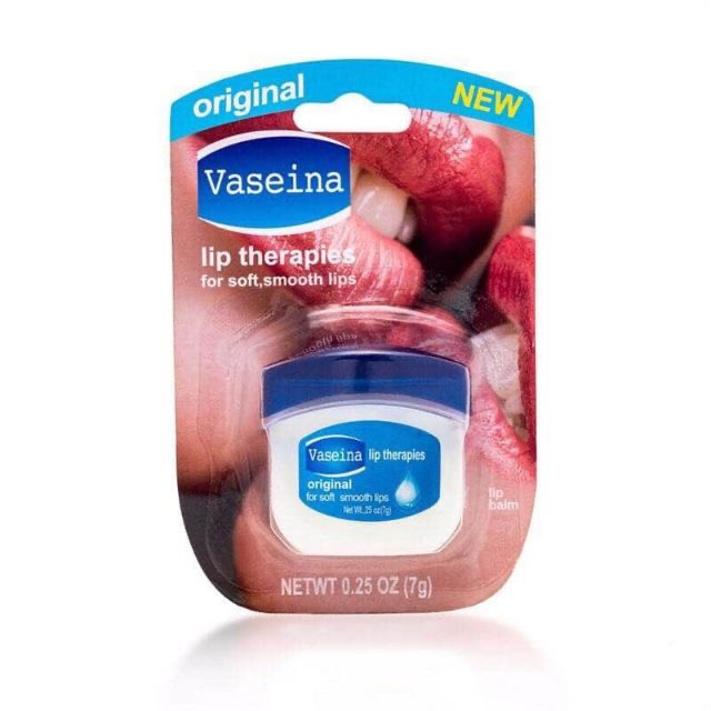 Dưỡng vaseina dành cho môi sau xăm hiệu quả