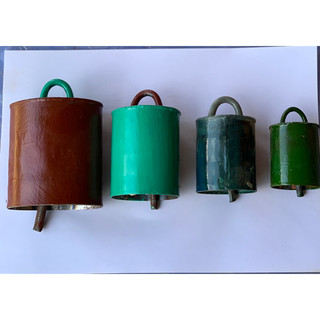 Chuông, mõ đeo cổ trâu, bò, dê, cừu,…. Âm thanh to, dùng trong chân nuôi hộ gd và trang trại