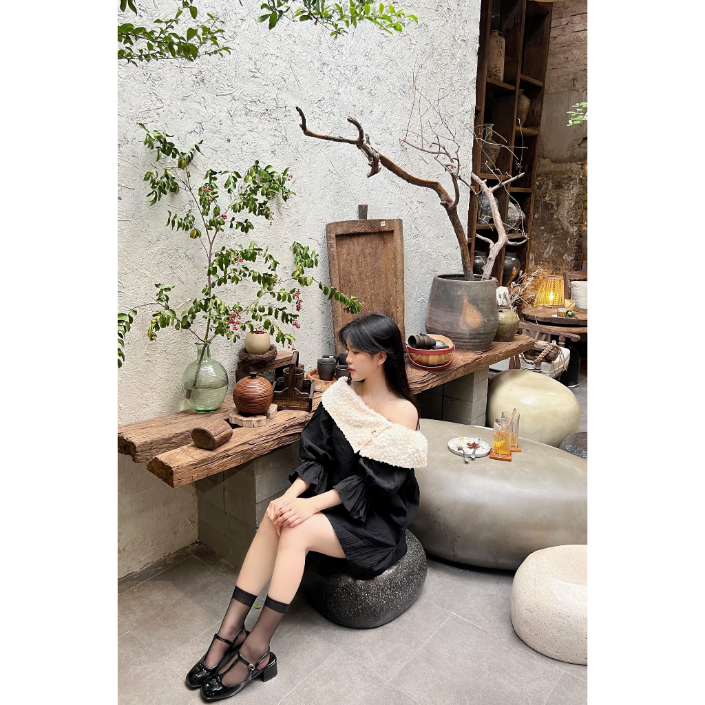 CLARA DRESS- Đầm form babydoll trễ vai hoạ tiết dập nổi đính kèm nơ gấu tay bo chun AGUJA