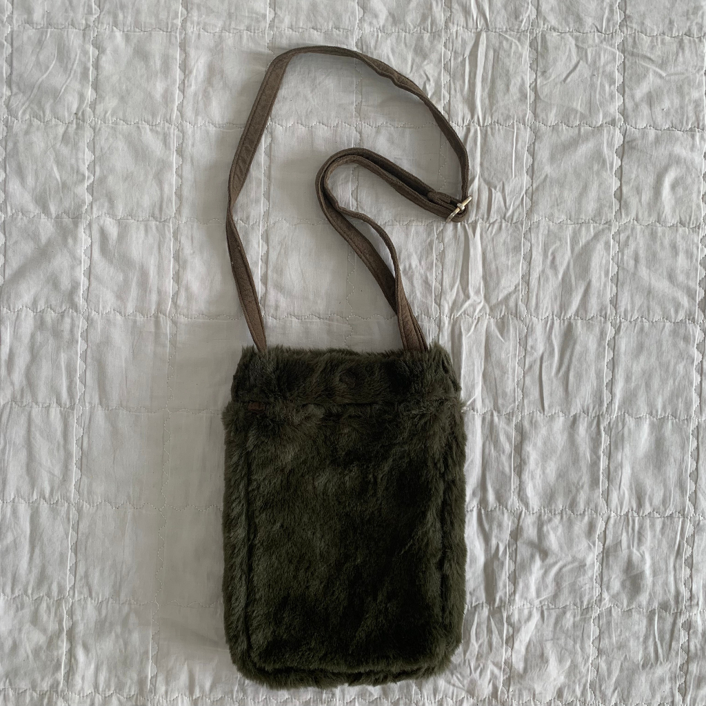 Đeo chéo lông màu rêu phối da lộn đựng điện thoại, linh tinh