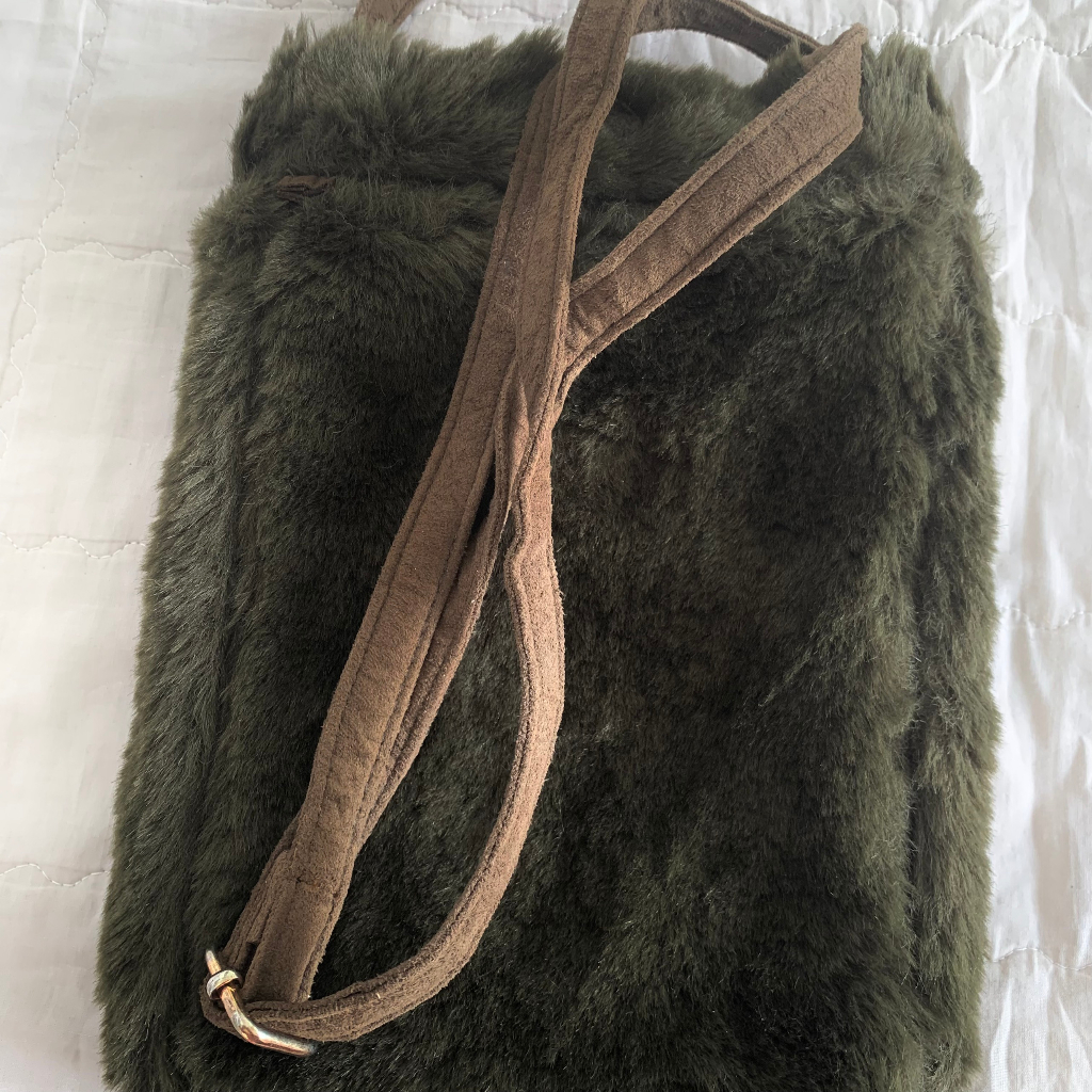 Đeo chéo lông màu rêu phối da lộn đựng điện thoại, linh tinh