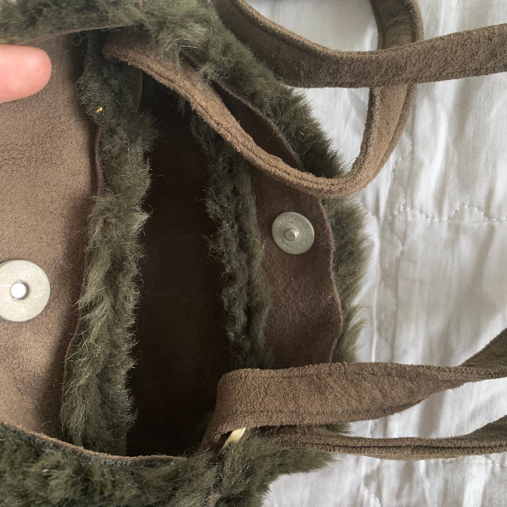 Đeo chéo lông màu rêu phối da lộn đựng điện thoại, linh tinh