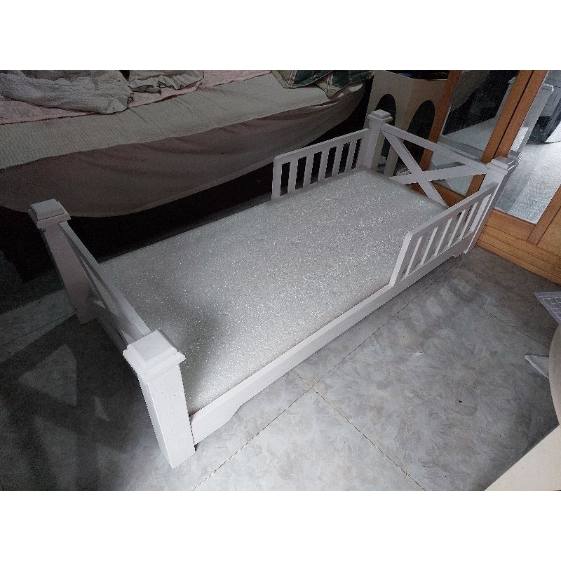 Giường trẻ em 65cmX150cm. Gỗ thông nhập khẩu