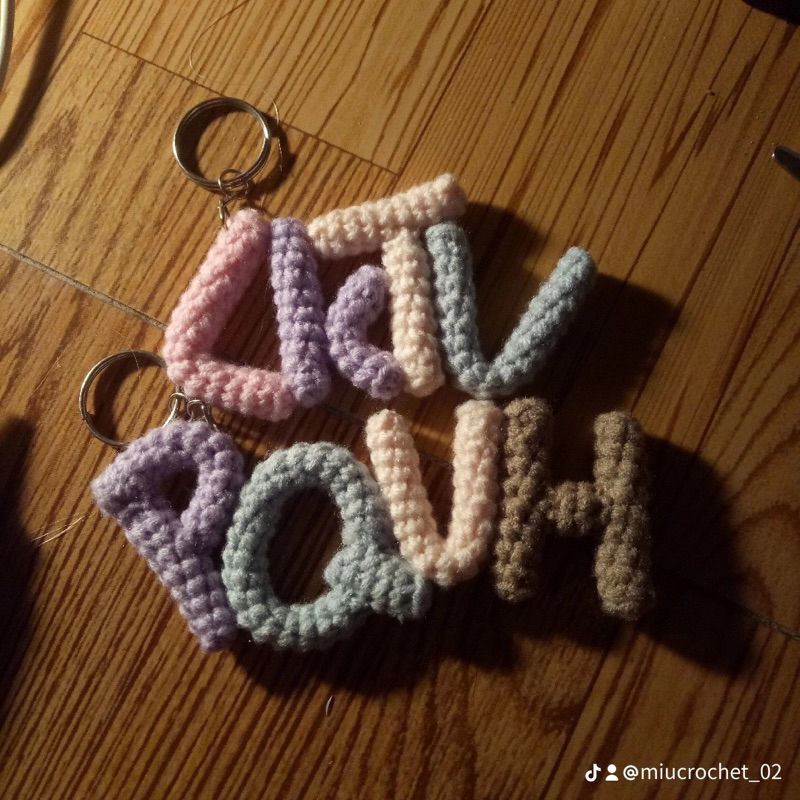 Móc khoá chữ cái bằng len