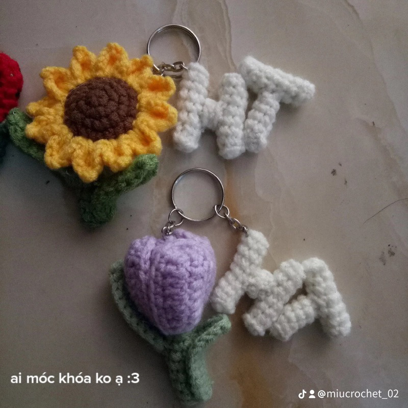 Móc khoá chữ cái bằng len