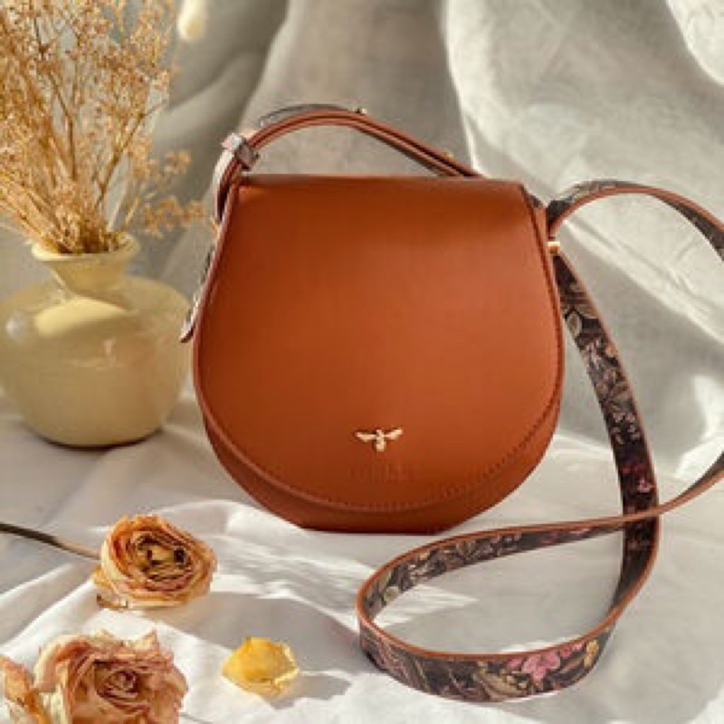 TNS-Túi đeo chéo mini  Fable Saddle bag --tone nâu đen phối hoa sang trọng classic