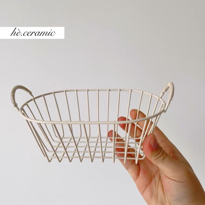 HÈ.CERAMIC / Rổ sắt decor phong cách hàn quốc. Rổ kim loại có quai màu trắng và đen xinh xắn.