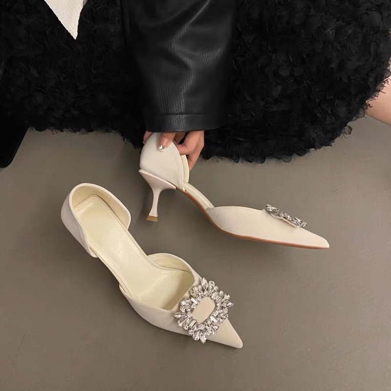 Giày mũi nhọn đá vuông satin sang chảnh mãu mới 2023