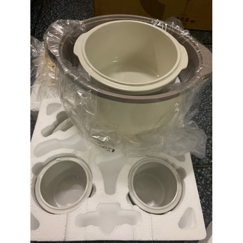 Nồi Nấu Chậm BEAR mã DDZ-D16J3 1,6L ninh hầm cách thuỷ kèm vỉ hấp và 3 thố sứ chính hãng BH 12 tháng