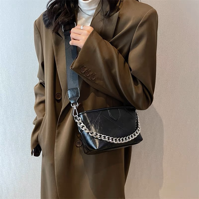 Túi xách thời trang nữ mix dây xích tag bạc dây đeo bản to