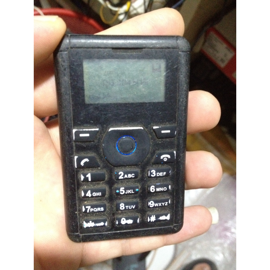 Xác Beeline B2011T lên mất đèn màn,vẫn thấy hiển thị, báo sim lỗi, chắc chưa mở mạng, ae sưu tầm, máy không bin