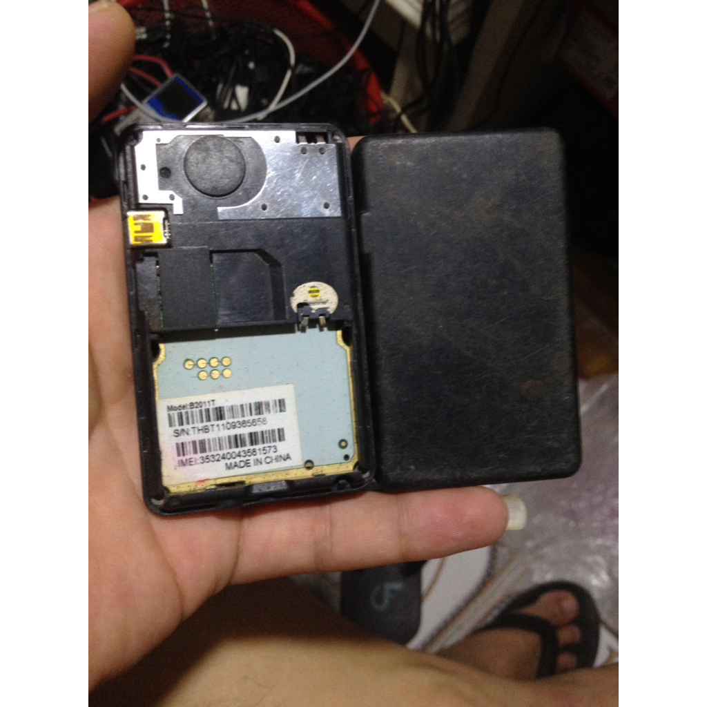 Xác Beeline B2011T lên mất đèn màn,vẫn thấy hiển thị, báo sim lỗi, chắc chưa mở mạng, ae sưu tầm, máy không bin