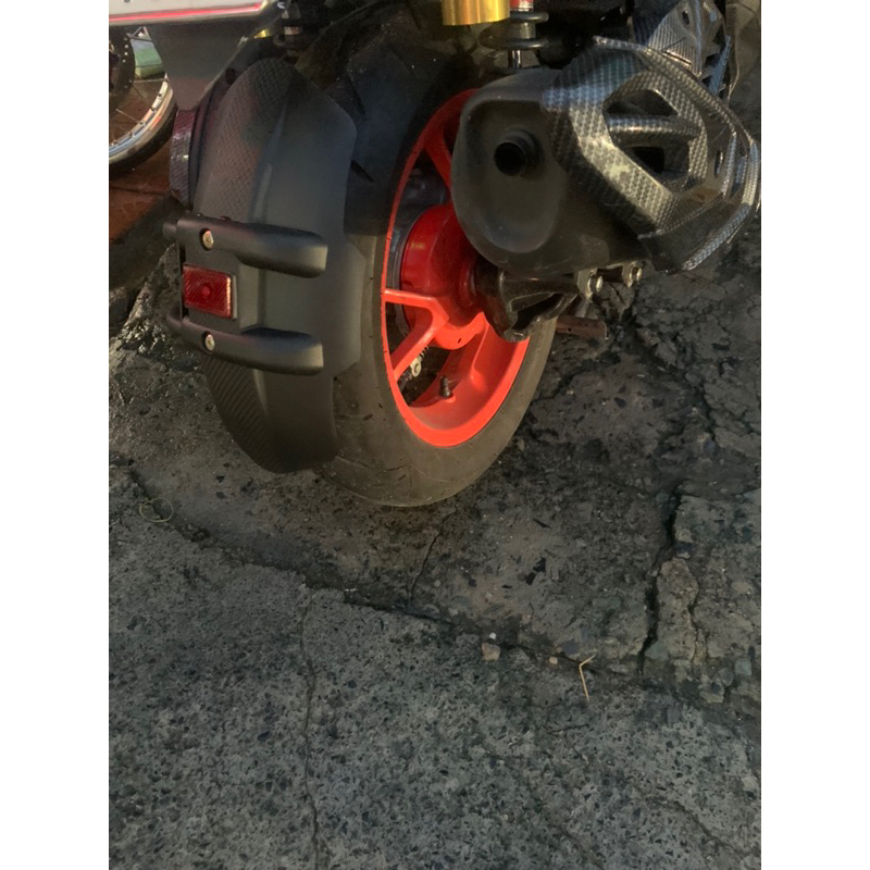 Dè chắn bùn sau Cacbon gắn cho xe NVX V1 và V2.