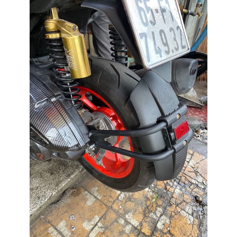 Dè chắn bùn sau Cacbon gắn cho xe NVX V1 và V2.