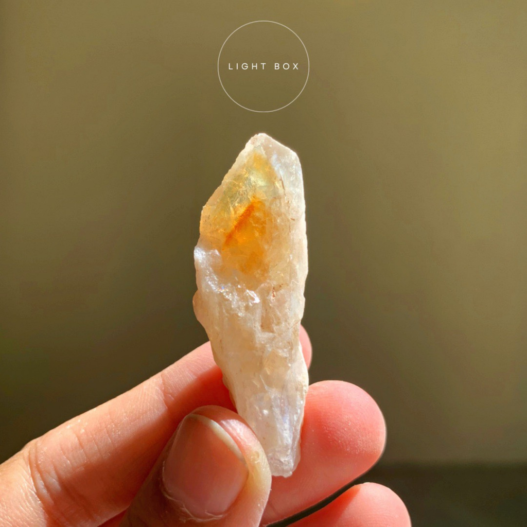 Tinh thể thạch anh vàng ( Citrine ) dùng trong Thiền định, đá thanh tẩy, phong thủy, trang sức macrame