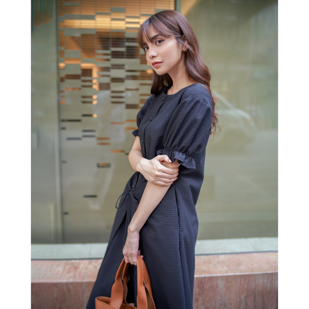 Đầm sơ mi đen linen không nhăn vạt đắp phía trước KHÂU BY CQ Tamiko