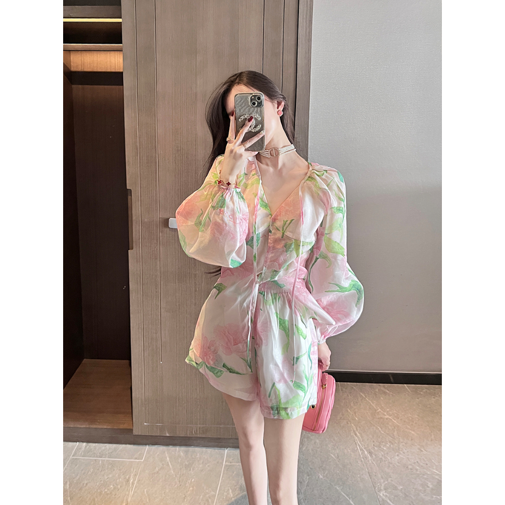 Váy jumpsuit hoa hồng lá xanh cổ v tay bồng dài chân váy a ngắn