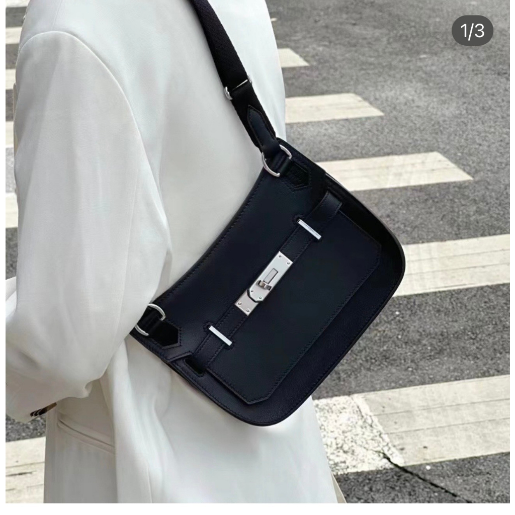 Túi xách đeo chéo Her. Mec Mẫu mới Size 23cm Màu Đen