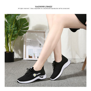 Giày sneaker nữ dành cho mọi lứa tuổi
