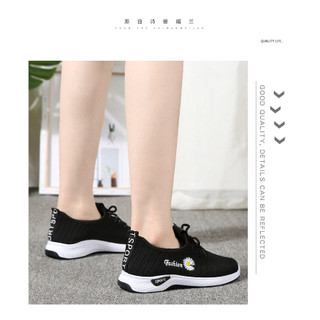 Giày sneaker nữ dành cho mọi lứa tuổi