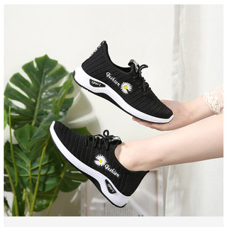 Giày sneaker nữ dành cho mọi lứa tuổi