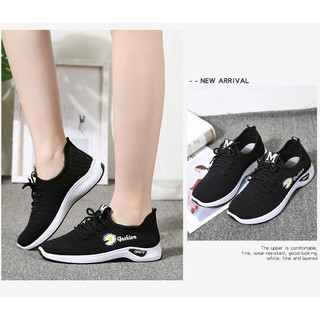 Giày sneaker nữ dành cho mọi lứa tuổi