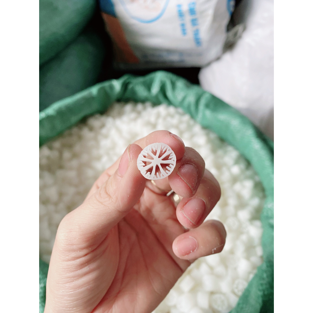 Hạt Kaldnes (hạt nhựa vi sinh) cho hệ nuôi tuần hoàn nước mặn loại 8 cánh