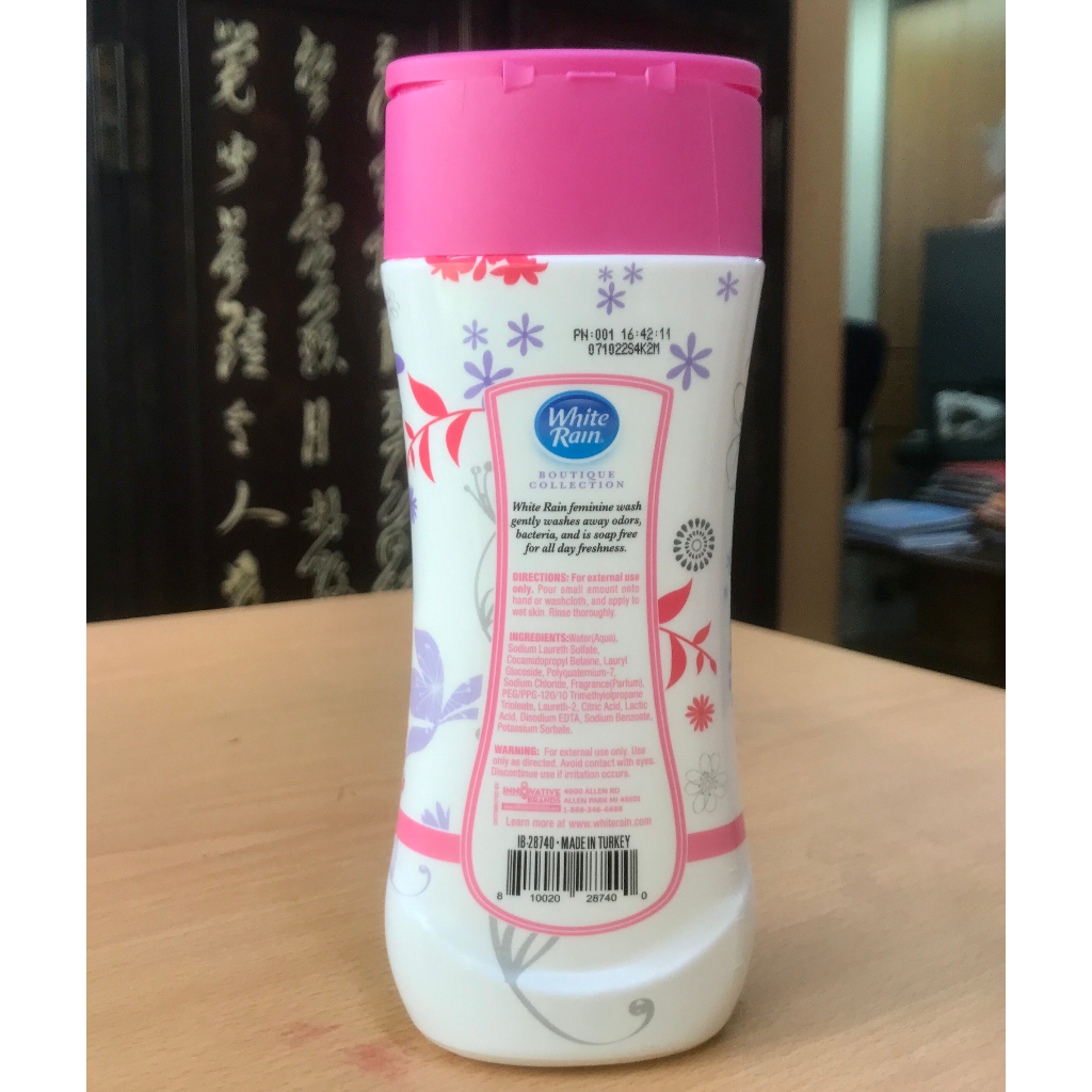 Dung dịch vệ sinh phụ nữ hiệu White Rain Feminine Wash 266ml/9oz/chai