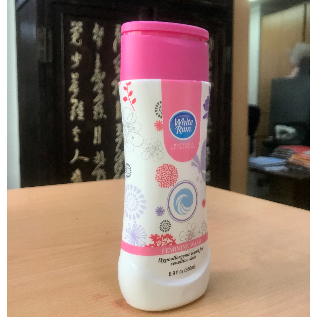 Dung dịch vệ sinh phụ nữ hiệu White Rain Feminine Wash 266ml/9oz/chai