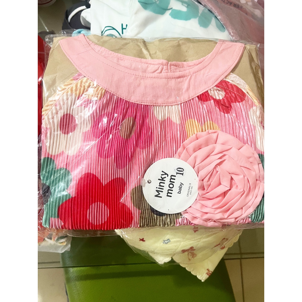 Váy cổ yếm hoa dập ly cho bé gái