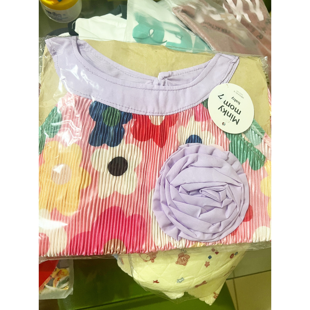 Váy cổ yếm hoa dập ly cho bé gái