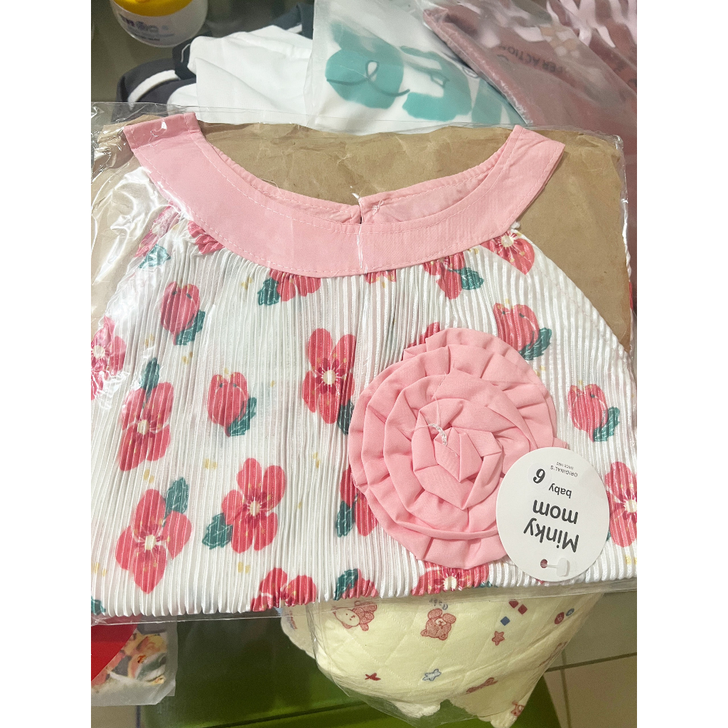 Váy cổ yếm hoa dập ly cho bé gái