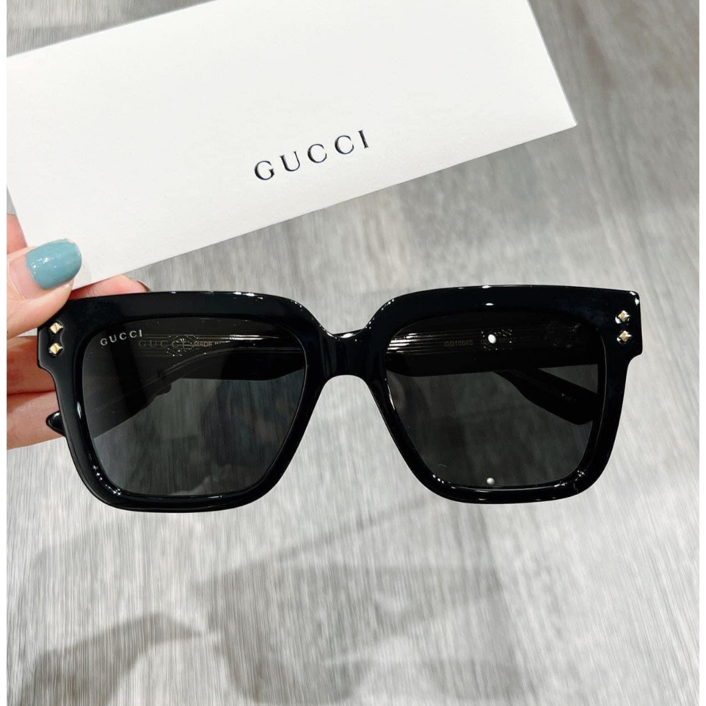 Kính mát chính hãng Gucci - đơn giản nhưng vô cùng sang chảnh. Thích hợp cho cả chàng & nàng. Mẫu new vừa ra mắt