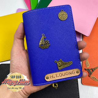 Cover Passport (Bao đựng hộ chiếu da PU đẹp) khắc tên chủ nhân, decor charm cá tính độc đáo.