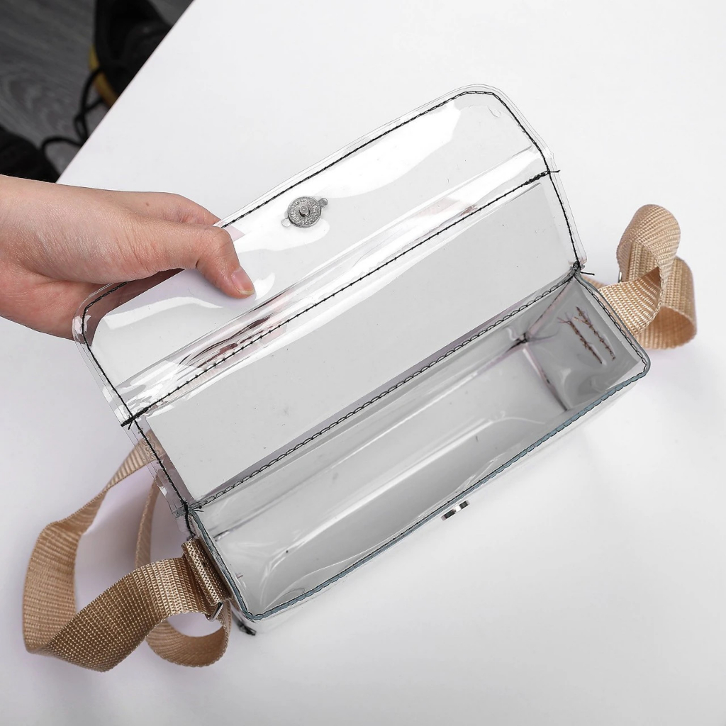 Túi Chéo thời trang Custom Color Bag Chất liệu Plastic cùng form có họa tiết in bên trong 1 ngăn chính và dây đa