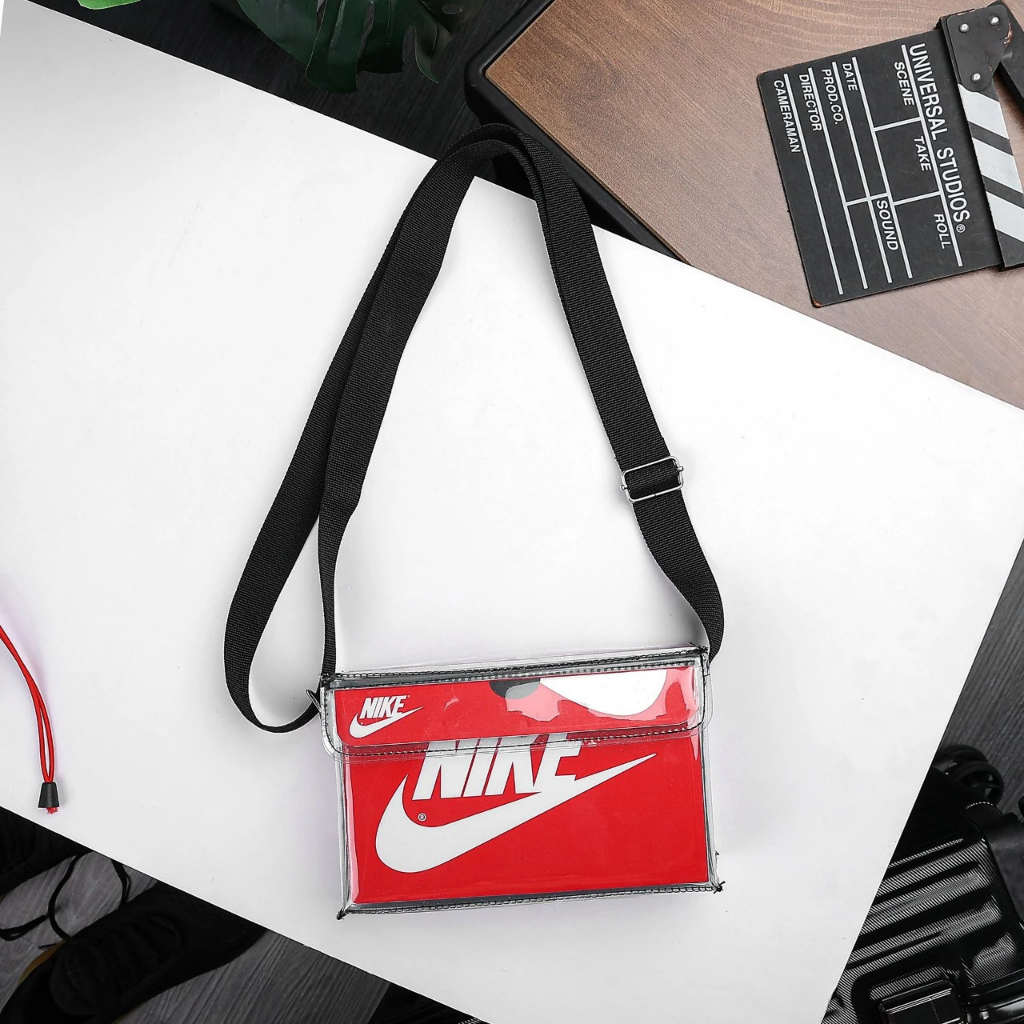 Túi Chéo thời trang Custom Color Bag Chất liệu Plastic cùng form có họa tiết in bên trong 1 ngăn chính và dây đa