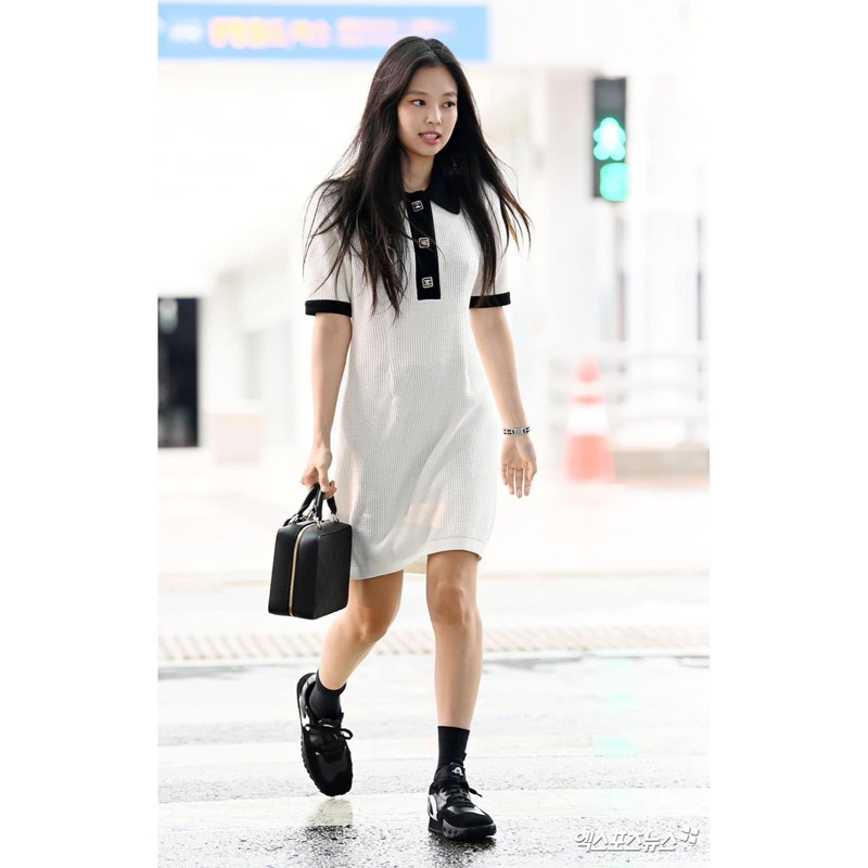 Đầm suông cổ polo màu trắng giống Jennie Blackpink