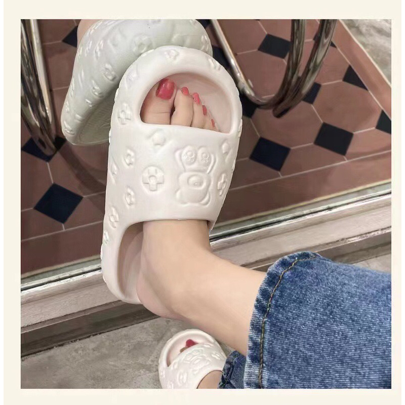 Dép bánh mì nữ,Dép quai ngày in hình gấu LV dập nổi siêu xinh