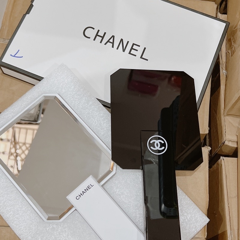 Gương vuông cầm tay màu trắng