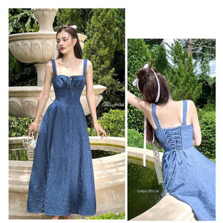 Đầm midi jeans hoa nổi hai dây đan lưng
