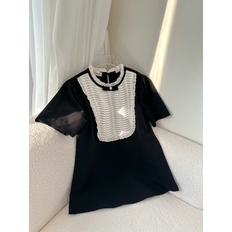 Áo đen yếm lượn cổ bèo nơ nhung by La Moneta