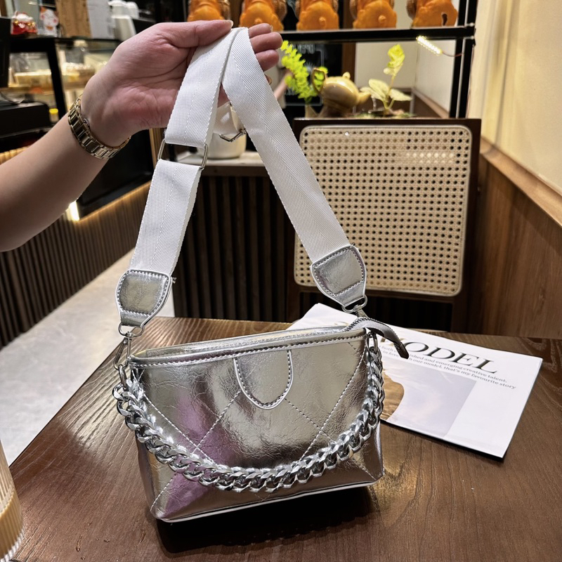 Túi xách thời trang nữ mix dây xích tag bạc dây đeo bản to