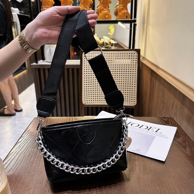 Túi xách thời trang nữ mix dây xích tag bạc dây đeo bản to