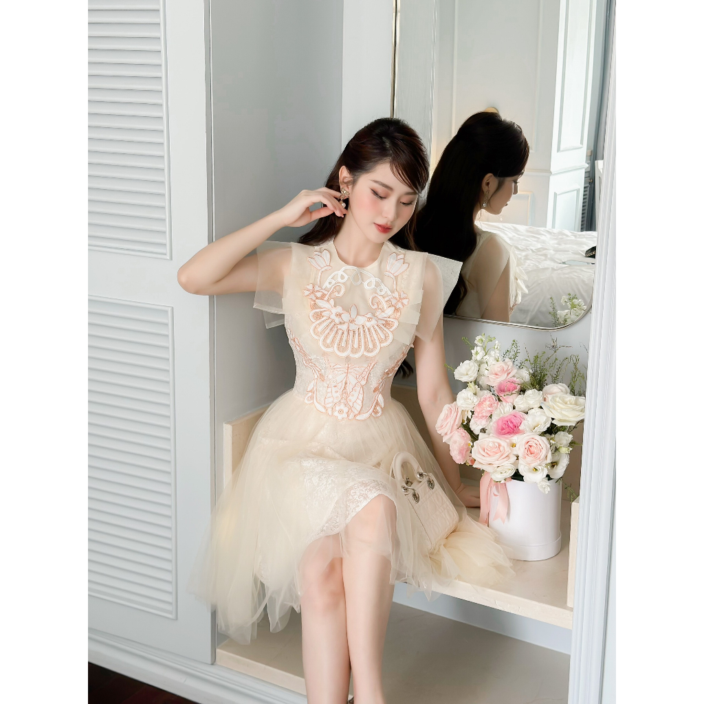 Đầm ren họa tiết sang chảnh chân váy tơ lưới nhiều lớp duyên dáng đến từ nhà Hera cho các nàng thơ