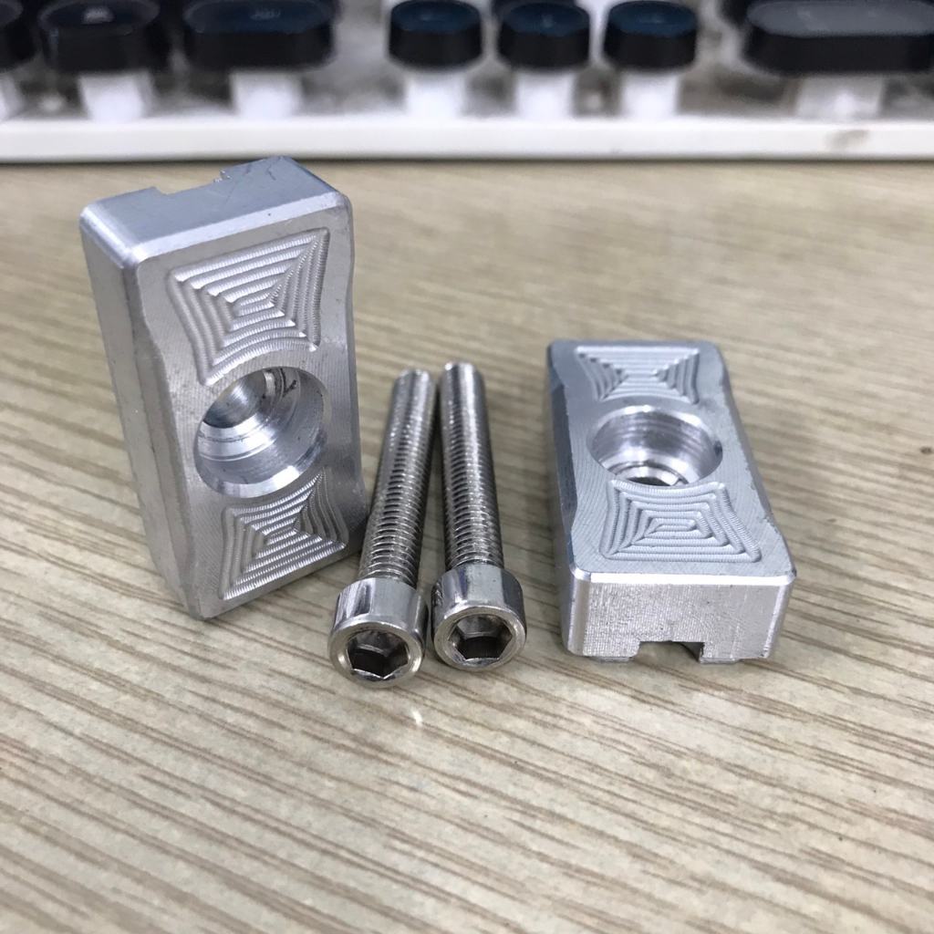 Nắp Pát Tăng Sên Âm Exciter / Winner / Sonic / Satria / Raider Nhôm CNC Kèm 2 Ốc Lục Giác 8ly40