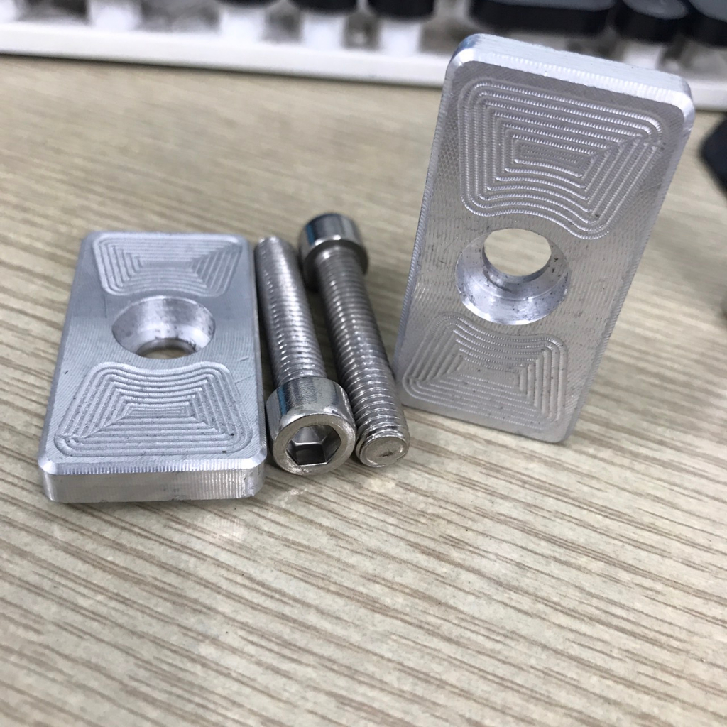 Nắp Pát Tăng Sên Âm Exciter / Winner / Sonic / Satria / Raider Nhôm CNC Kèm 2 Ốc Lục Giác 8ly40