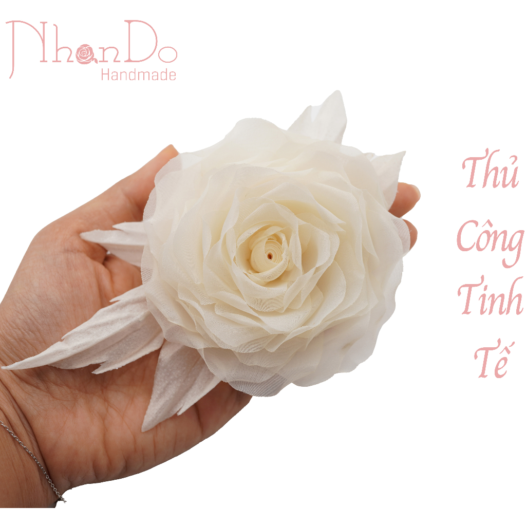 Hoa cài áo thủ công cao cấp- Hồng voan (cánh cuốn ngược chiều)- Màu trắng sữa-size 9cm- Vải voan-Hoa vải Nhando Handmade