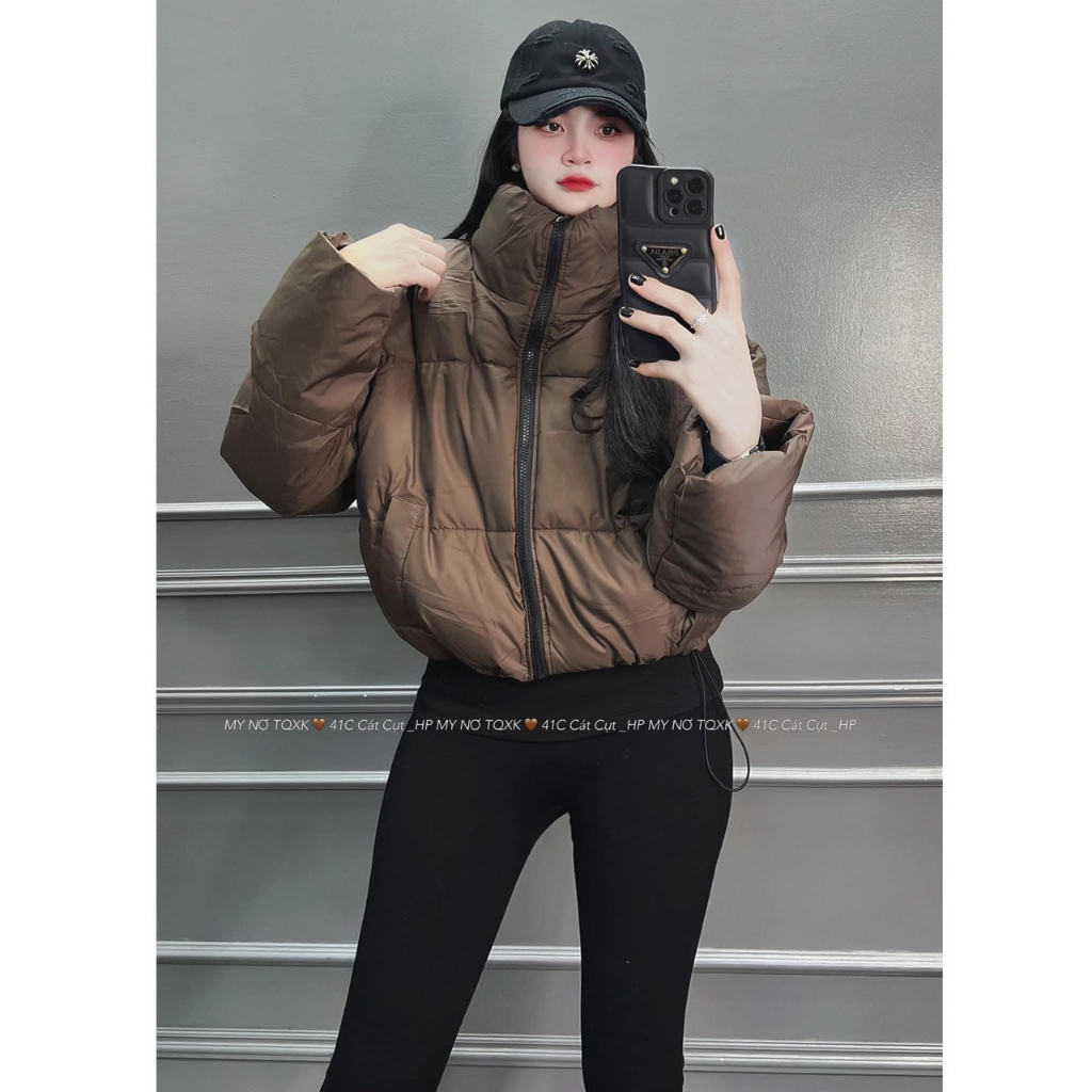 Áo khoác phao đệm dày bằng da dáng lửng croptop phong cách đường phố đơn giản.